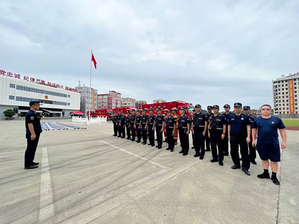 消防宿營車緊急馳援瀘定！在瀘定地震災(zāi)區(qū)配合救援(圖4)