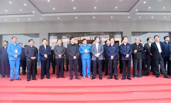河南省委書記謝伏瞻觀摩企業(yè)發(fā)展成果(圖1) 河南省委書記謝伏瞻觀摩企業(yè)發(fā)展成果(圖1)