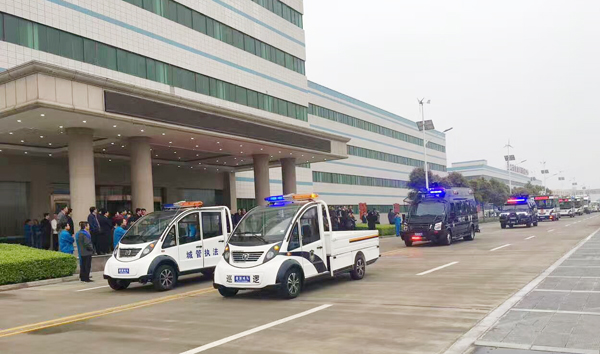 河南省委書記謝伏瞻觀摩企業(yè)發(fā)展成果(圖2) 河南省委書記謝伏瞻觀摩企業(yè)發(fā)展成果(圖2)