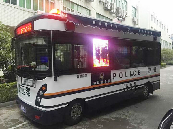 晉江市公安局新型移動(dòng)警務(wù)車正式投入使用(圖1) 晉江市公安局新型移動(dòng)警務(wù)車正式投入使用(圖1)