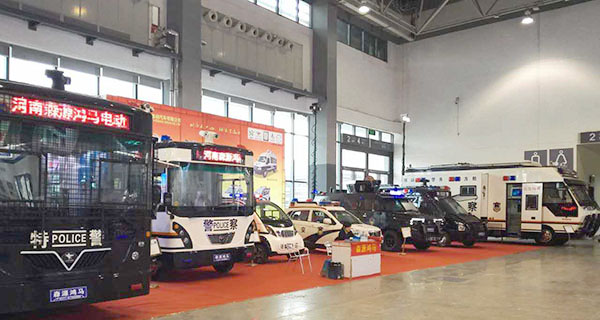 森源鴻馬攜7款警務(wù)車亮相2017貴州警用裝備展示推介會(huì)(圖3) 森源鴻馬攜7款警務(wù)車亮相2017貴州警用裝備展示推介會(huì)(圖3)