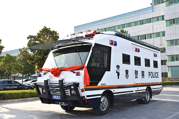 山東威海通過公安部警采中心購置9米全地形移動(dòng)警務(wù)方艙(圖3)