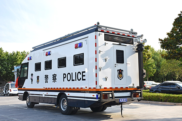 山東威海通過公安部警采中心購置9米全地形移動(dòng)警務(wù)方艙(圖5)