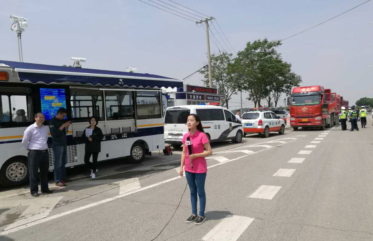 安徽蚌埠路政宣傳月活動開啟 移動交通執(zhí)法站助力路警聯(lián)動治超(圖1)