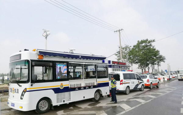 安徽蚌埠路政宣傳月活動開啟 移動交通執(zhí)法站助力路警聯(lián)動治超(圖3)