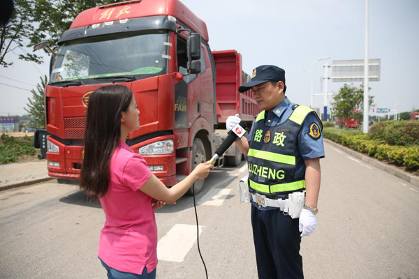安徽省公路局組織“路政宣傳月”活動(dòng) 移動(dòng)交通執(zhí)法站助力聯(lián)動(dòng)治超(圖2) 安徽省公路局組織“路政宣傳月”活動(dòng) 移動(dòng)交通執(zhí)法站助力聯(lián)動(dòng)治超(圖2)