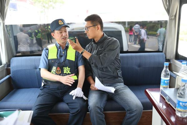 安徽省公路局組織“路政宣傳月”活動(dòng) 移動(dòng)交通執(zhí)法站助力聯(lián)動(dòng)治超(圖3) 安徽省公路局組織“路政宣傳月”活動(dòng) 移動(dòng)交通執(zhí)法站助力聯(lián)動(dòng)治超(圖3)