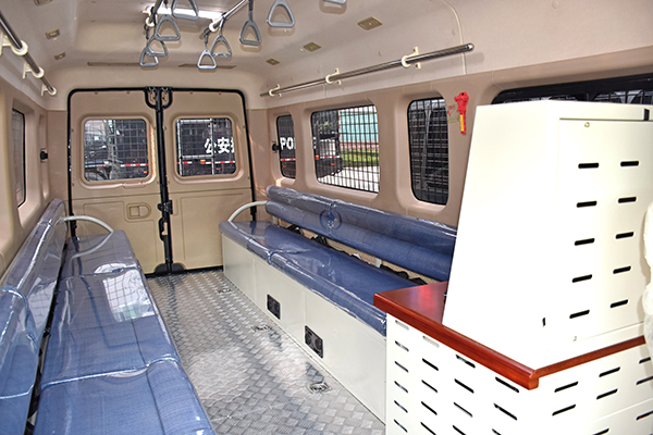 量身打造防暴運(yùn)兵車(chē)   新疆反恐再添新“利器”(圖7)
