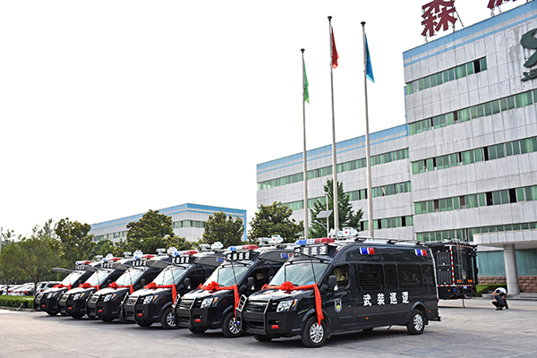 量身打造防暴運(yùn)兵車(chē)   新疆反恐再添新“利器”(圖3)