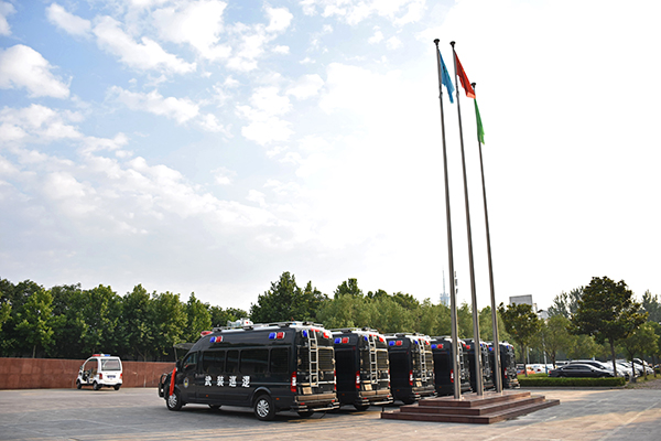 量身打造防暴運(yùn)兵車(chē)   新疆反恐再添新“利器”(圖4)