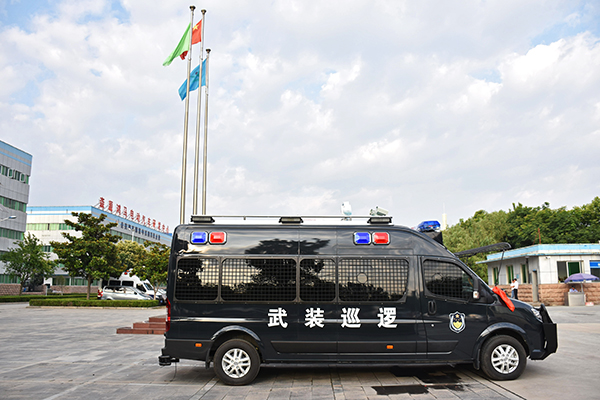 量身打造防暴運(yùn)兵車(chē)   新疆反恐再添新“利器”(圖5)