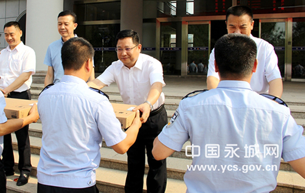 河南永城市舉行公安機(jī)關(guān)警用裝備集中發(fā)放儀式(圖2) 河南永城市舉行公安機(jī)關(guān)警用裝備集中發(fā)放儀式(圖2)