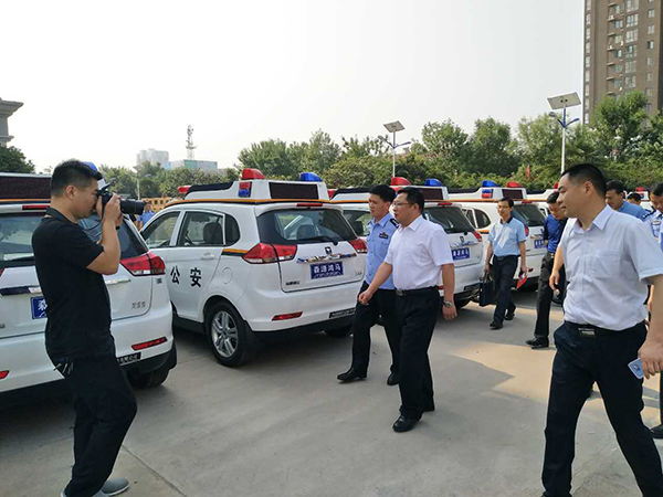 河南永城市舉行公安機(jī)關(guān)警用裝備集中發(fā)放儀式(圖4) 河南永城市舉行公安機(jī)關(guān)警用裝備集中發(fā)放儀式(圖4)