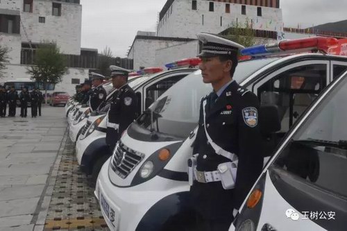 青海玉樹(shù)市公安局舉行鴻馬警務(wù)巡邏車(chē)配發(fā)儀式(圖2) 青海玉樹(shù)市公安局舉行鴻馬警務(wù)巡邏車(chē)配發(fā)儀式(圖2)
