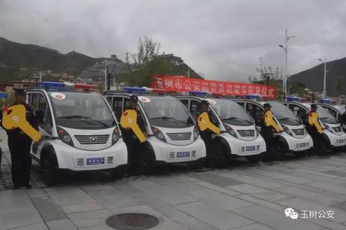 青海玉樹(shù)市公安局舉行鴻馬警務(wù)巡邏車(chē)配發(fā)儀式(圖1) 青海玉樹(shù)市公安局舉行鴻馬警務(wù)巡邏車(chē)配發(fā)儀式(圖1)