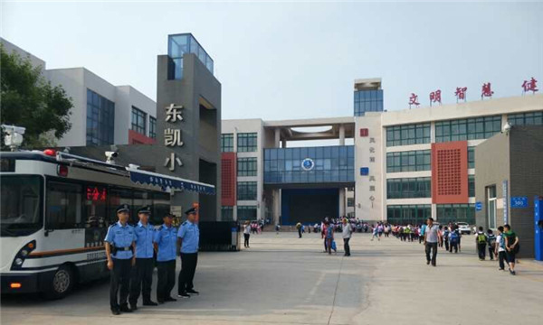 山東東營金水派出所移動(dòng)警務(wù)室進(jìn)校園 維護(hù)校園秩序(圖1) 山東東營金水派出所移動(dòng)警務(wù)室進(jìn)校園 維護(hù)校園秩序(圖1)
