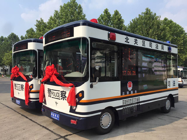 河南安陽創(chuàng)新司法宣傳新途徑 移動(dòng)司法宣傳車“走馬上任”(圖2)