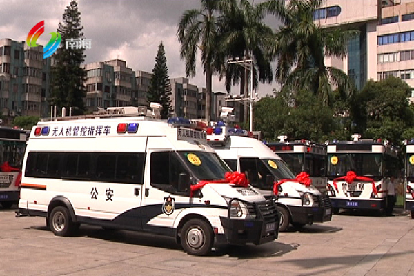 南海投用25輛“移動(dòng)警務(wù)室” ——民警移動(dòng)辦公,接處警更快更高效(圖1) 南海投用25輛“移動(dòng)警務(wù)室” ——民警移動(dòng)辦公,接處警更快更高效(圖1)