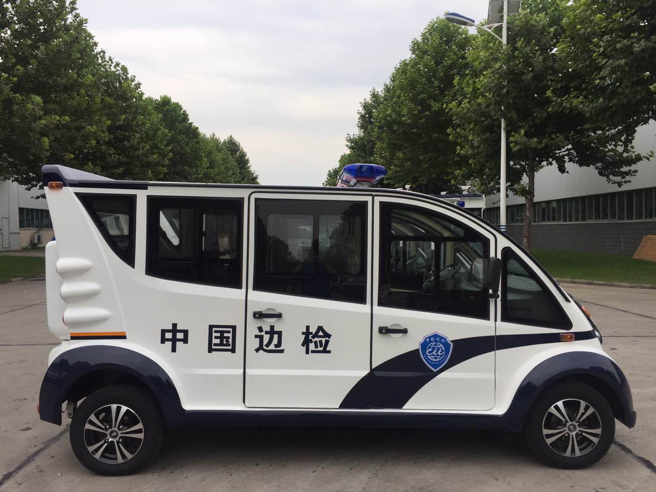 內(nèi)蒙古70周年大慶 保衛(wèi)邊疆安全——二連浩特邊檢采購的電動(dòng)巡邏車發(fā)車(圖3)