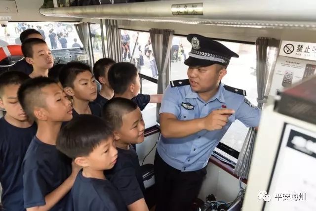 登移動(dòng)警務(wù)車(chē)、學(xué)交通安全知識(shí)、看特警戰(zhàn)術(shù)表演……“小特警”夏令營(yíng)真過(guò)癮(圖1)