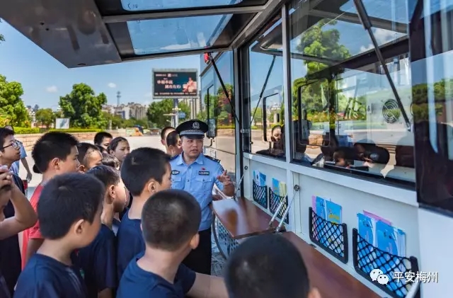 登移動(dòng)警務(wù)車(chē)、學(xué)交通安全知識(shí)、看特警戰(zhàn)術(shù)表演……“小特警”夏令營(yíng)真過(guò)癮(圖2)