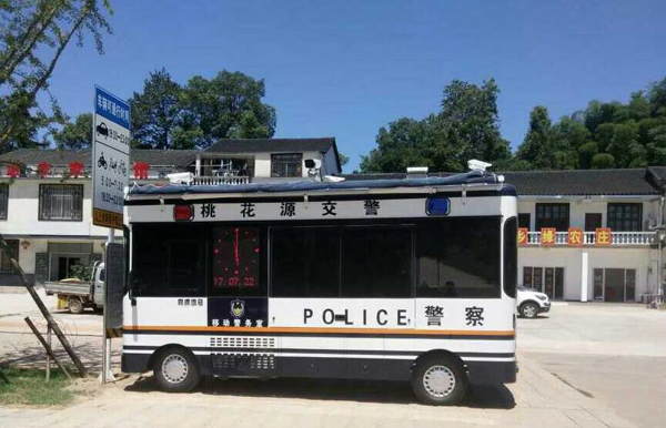湖南常德：移動(dòng)警務(wù)室亮相桃花源景區(qū)(圖2)