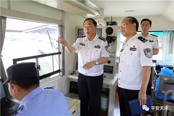 天津市公安局局長實地檢查公安檢查站(圖1) 天津市公安局局長實地檢查公安檢查站(圖1)