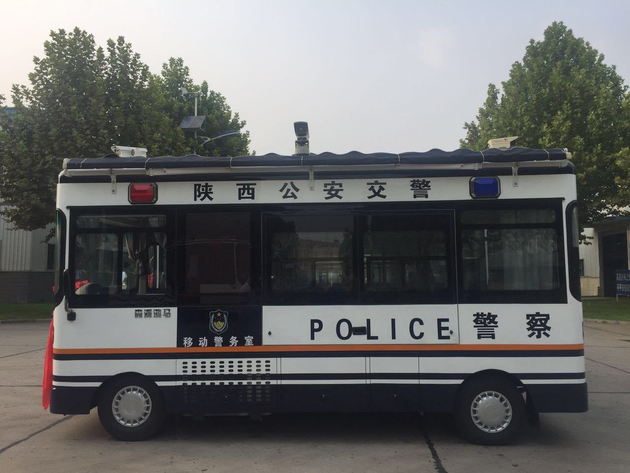 陜西公安廳采購的移動(dòng)警務(wù)室發(fā)車(圖3)