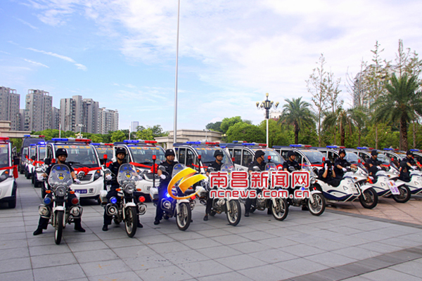 江西南昌市公安局東湖分局舉行警用電動(dòng)巡邏車發(fā)放儀式(圖3) 江西南昌市公安局東湖分局舉行警用電動(dòng)巡邏車發(fā)放儀式(圖3)