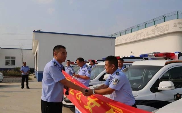 西華縣公安局舉行警用電動(dòng)巡邏車發(fā)放儀式(圖3) 西華縣公安局舉行警用電動(dòng)巡邏車發(fā)放儀式(圖3)