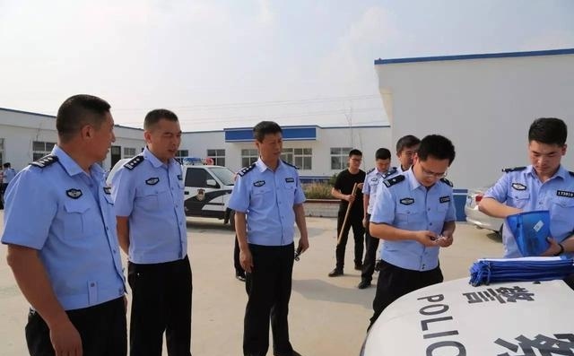 西華縣公安局舉行警用電動(dòng)巡邏車發(fā)放儀式(圖2) 西華縣公安局舉行警用電動(dòng)巡邏車發(fā)放儀式(圖2)