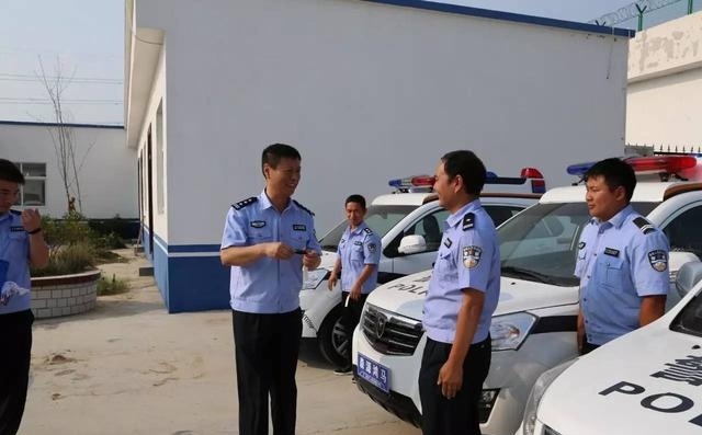 西華縣公安局舉行警用電動(dòng)巡邏車發(fā)放儀式(圖4) 西華縣公安局舉行警用電動(dòng)巡邏車發(fā)放儀式(圖4)