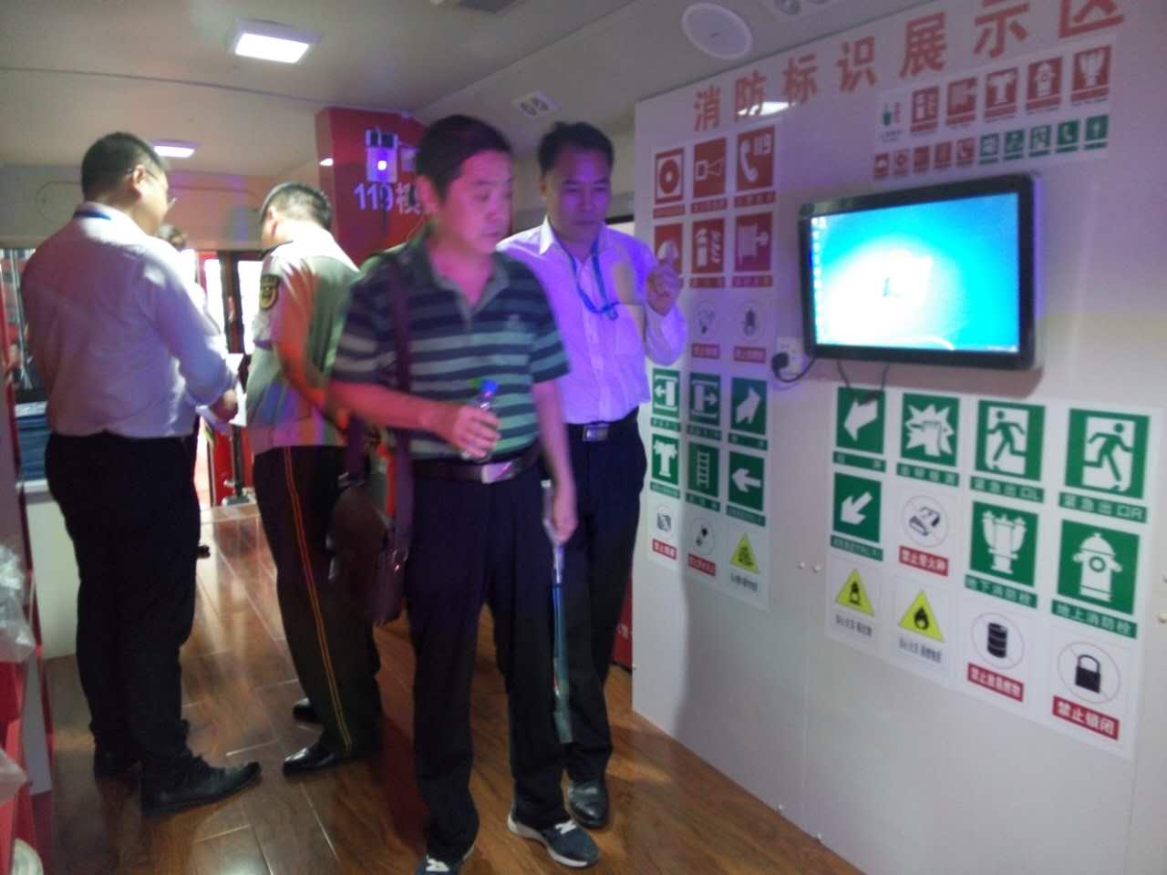 新聞連載三:展會(huì)聚焦?森源鴻馬展出消防應(yīng)急通信指揮平臺(tái) (圖11) 新聞連載三:展會(huì)聚焦?森源鴻馬展出消防應(yīng)急通信指揮平臺(tái) (圖11)