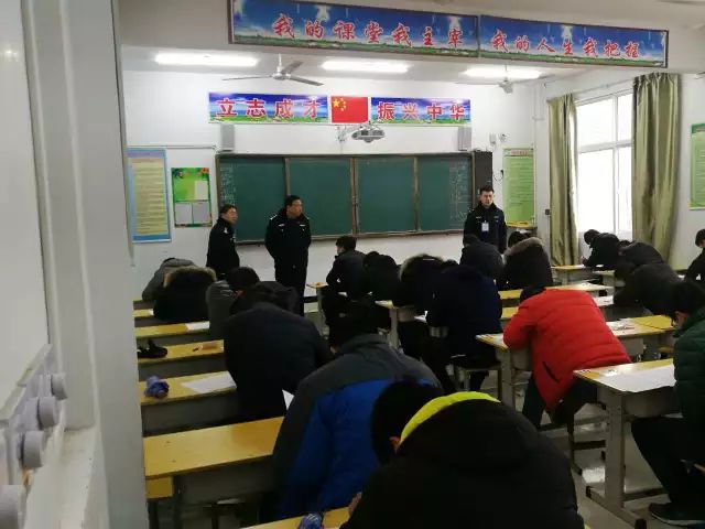 鹿邑縣“一村一警”裝備配發(fā)暨“忠誠2017”平安守護(hù)行動(dòng)啟動(dòng)儀式(圖14) 鹿邑縣“一村一警”裝備配發(fā)暨“忠誠2017”平安守護(hù)行動(dòng)啟動(dòng)儀式(圖14)