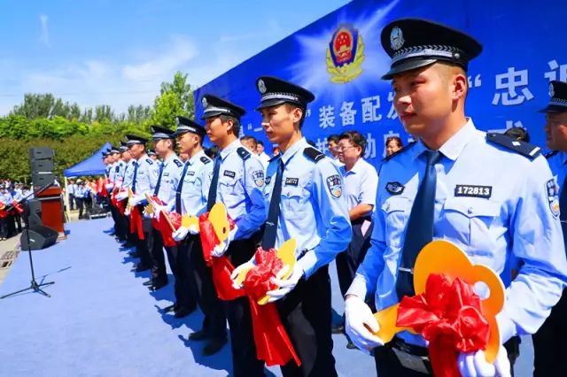 鹿邑縣“一村一警”裝備配發(fā)暨“忠誠2017”平安守護(hù)行動(dòng)啟動(dòng)儀式(圖8) 鹿邑縣“一村一警”裝備配發(fā)暨“忠誠2017”平安守護(hù)行動(dòng)啟動(dòng)儀式(圖8)