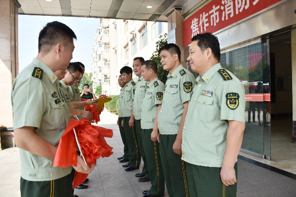“消防宣傳戰(zhàn)士”整裝待發(fā)  焦作消防支隊舉行消防宣傳車發(fā)放儀式(圖6)