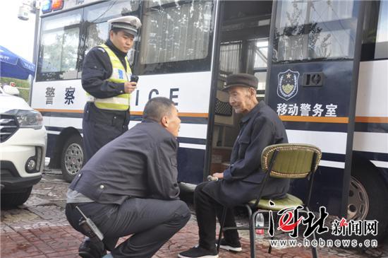 廊坊八旬老漢鬧市迷路 熱心交警為其找到親人(圖1) 廊坊八旬老漢鬧市迷路 熱心交警為其找到親人(圖1)