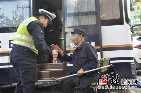 廊坊八旬老漢鬧市迷路 熱心交警為其找到親人(圖2) 廊坊八旬老漢鬧市迷路 熱心交警為其找到親人(圖2)