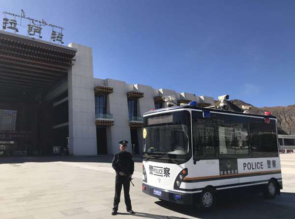 迎接十九大 忠誠(chéng)保平安——西藏拉薩移動(dòng)警務(wù)室上崗 24小時(shí)執(zhí)勤常態(tài)化(圖1) 迎接十九大 忠誠(chéng)保平安——西藏拉薩移動(dòng)警務(wù)室上崗 24小時(shí)執(zhí)勤常態(tài)化(圖1)