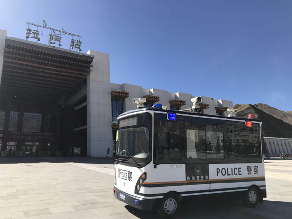 迎接十九大 忠誠(chéng)保平安——西藏拉薩移動(dòng)警務(wù)室上崗 24小時(shí)執(zhí)勤常態(tài)化(圖3) 迎接十九大 忠誠(chéng)保平安——西藏拉薩移動(dòng)警務(wù)室上崗 24小時(shí)執(zhí)勤常態(tài)化(圖3)