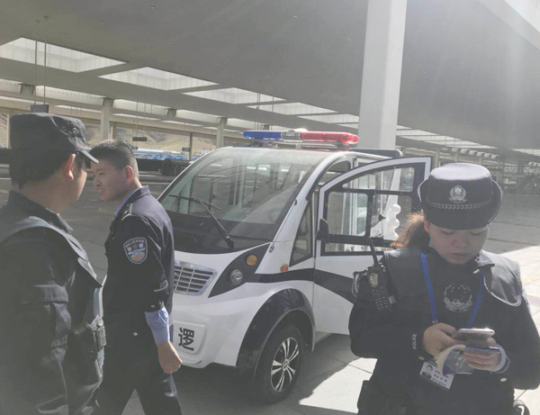 迎接十九大 忠誠(chéng)保平安——西藏拉薩移動(dòng)警務(wù)室上崗 24小時(shí)執(zhí)勤常態(tài)化(圖4) 迎接十九大 忠誠(chéng)保平安——西藏拉薩移動(dòng)警務(wù)室上崗 24小時(shí)執(zhí)勤常態(tài)化(圖4)