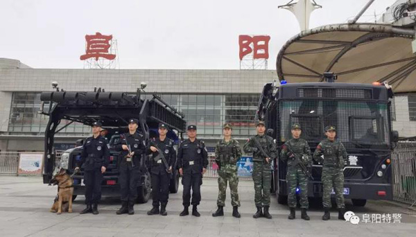 快看！警燈閃爍、特警武警蜀黎聯(lián)勤武裝巡邏(圖1)
