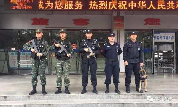 快看！警燈閃爍、特警武警蜀黎聯(lián)勤武裝巡邏(圖4)