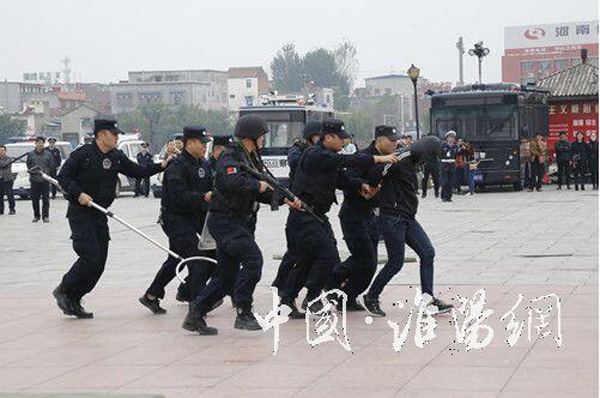 周口淮陽縣反恐防暴實(shí)戰(zhàn)演練活動舉行(圖2) 周口淮陽縣反恐防暴實(shí)戰(zhàn)演練活動舉行(圖2)