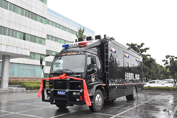 護(hù)航十九大 鴻馬在行動(dòng)——海南定安通過公安部警采中心采購十米通訊指揮車(圖3)