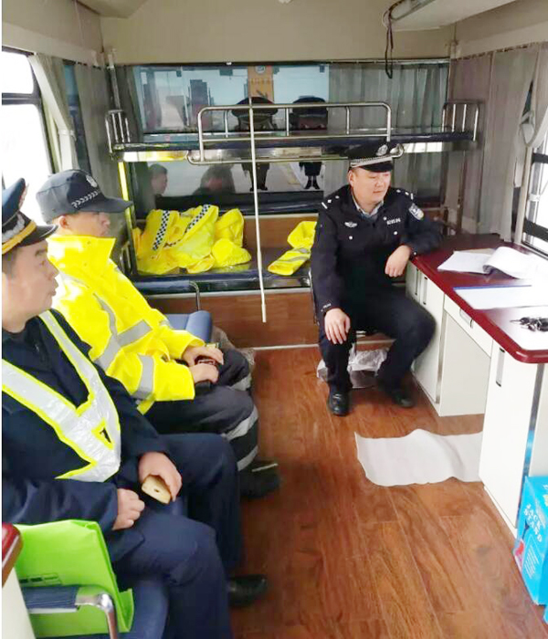 河南汝陽(yáng)警方移動(dòng)警務(wù)室助陣“十九大安?！?圖3)