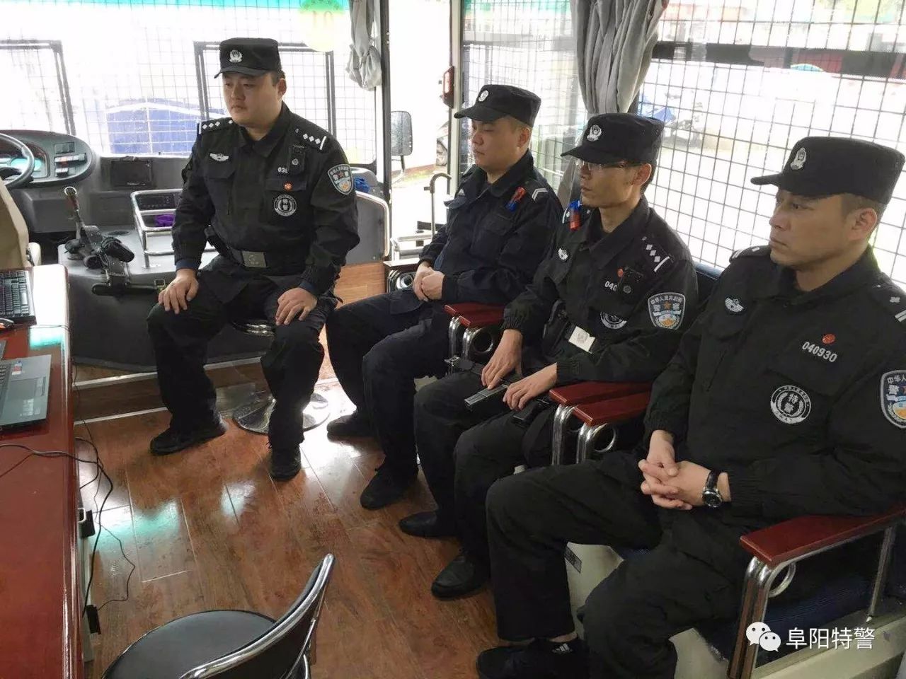 十九大我在崗 | 阜陽特警組織民警利用執(zhí)勤間隙收聽收看黨的十九大開幕式盛況(圖3) 十九大我在崗 | 阜陽特警組織民警利用執(zhí)勤間隙收聽收看黨的十九大開幕式盛況(圖3)