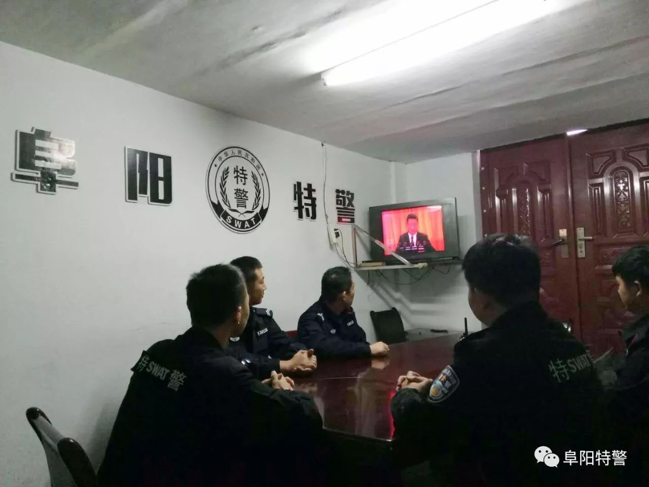 十九大我在崗 | 阜陽特警組織民警利用執(zhí)勤間隙收聽收看黨的十九大開幕式盛況(圖4) 十九大我在崗 | 阜陽特警組織民警利用執(zhí)勤間隙收聽收看黨的十九大開幕式盛況(圖4)