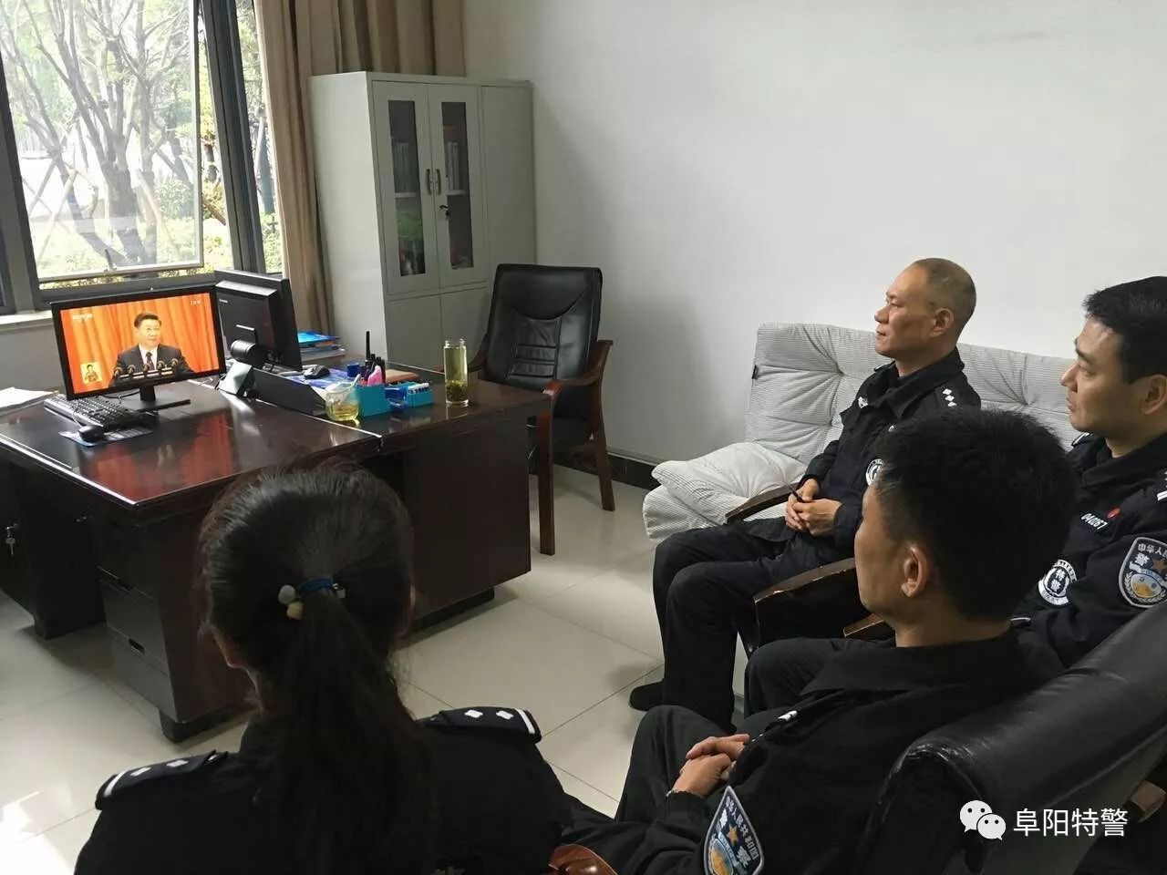 十九大我在崗 | 阜陽特警組織民警利用執(zhí)勤間隙收聽收看黨的十九大開幕式盛況(圖5) 十九大我在崗 | 阜陽特警組織民警利用執(zhí)勤間隙收聽收看黨的十九大開幕式盛況(圖5)