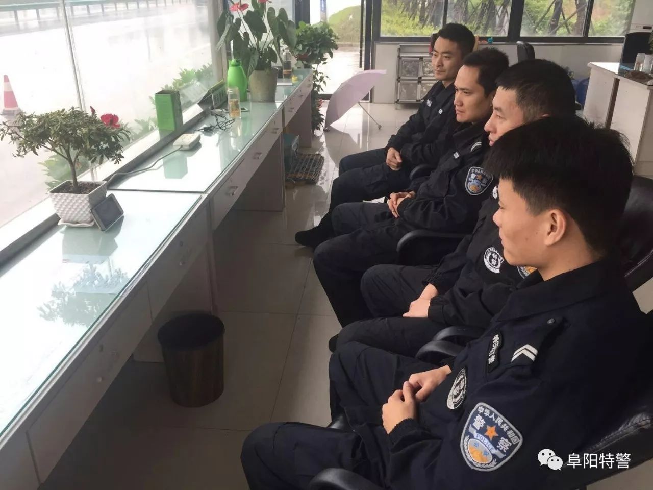 十九大我在崗 | 阜陽特警組織民警利用執(zhí)勤間隙收聽收看黨的十九大開幕式盛況(圖6) 十九大我在崗 | 阜陽特警組織民警利用執(zhí)勤間隙收聽收看黨的十九大開幕式盛況(圖6)